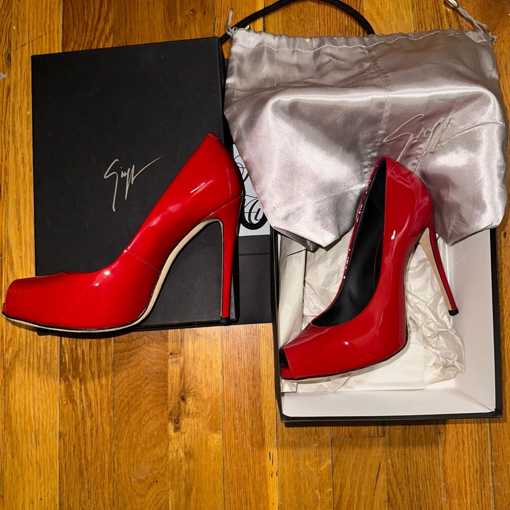 Guiseppe Zanotti Peep Toe Pump